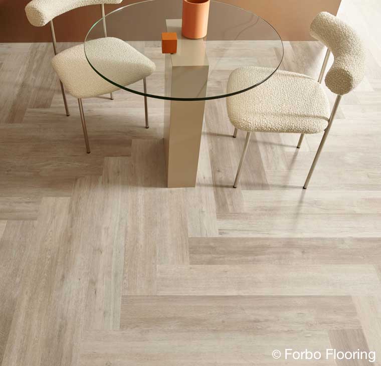 Vinylbelag in heller und wohnlicher Holzoptik - für moderne Räume mit behaglicher Atmosphäre Vinylbelag in heller und wohnlicher Holzoptik - für moderne Räume mit behaglicher Atmosphäre
